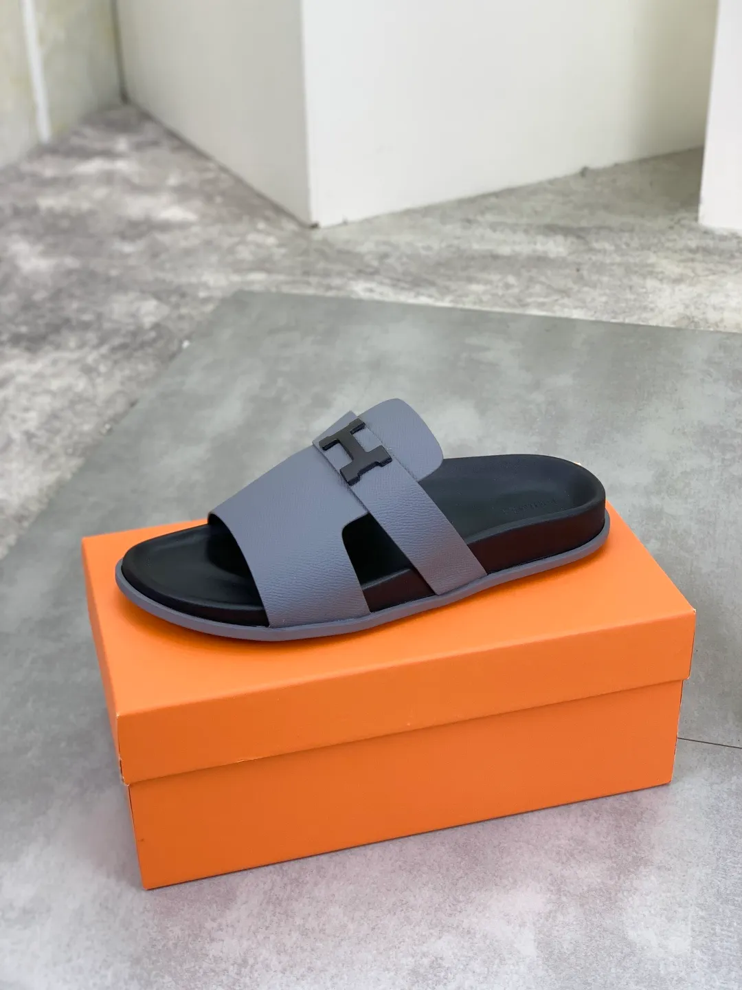 Men's shoes 💰P440 New [HERMES] high-end quality new Hermès slippers, made of imported cross-grain calfskin, wear-resistant and non-slip rubber outsole. Fashionable and elegant code number: 39-44 (38 45 46 customized)